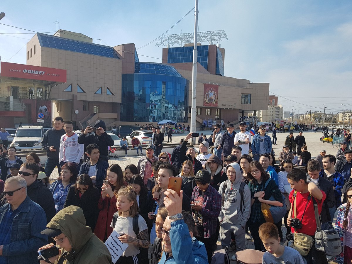 «Лентяи», «Уроды», «Лучше бы слушали алгыс»,  -  якутские политики и блогеры о протестующей молодежи