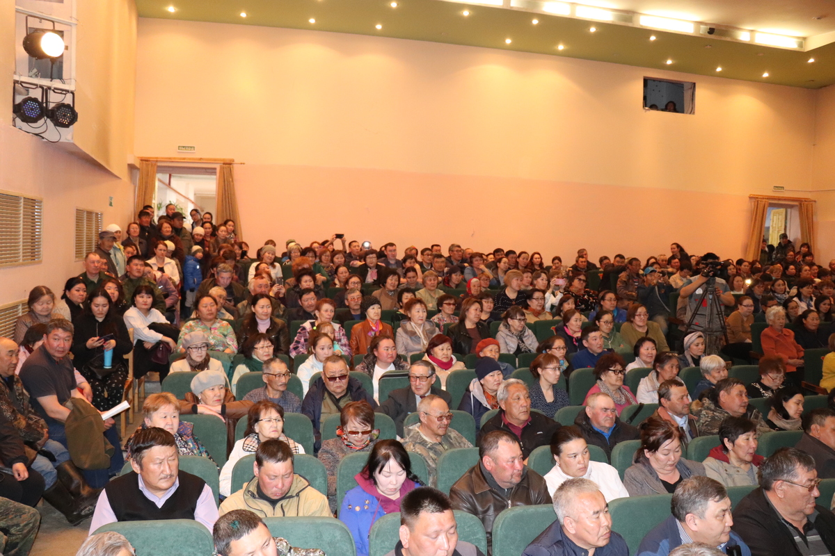 Егор Борисов встретился с жителями пострадавших от наводнения сёл в Амгинском районе