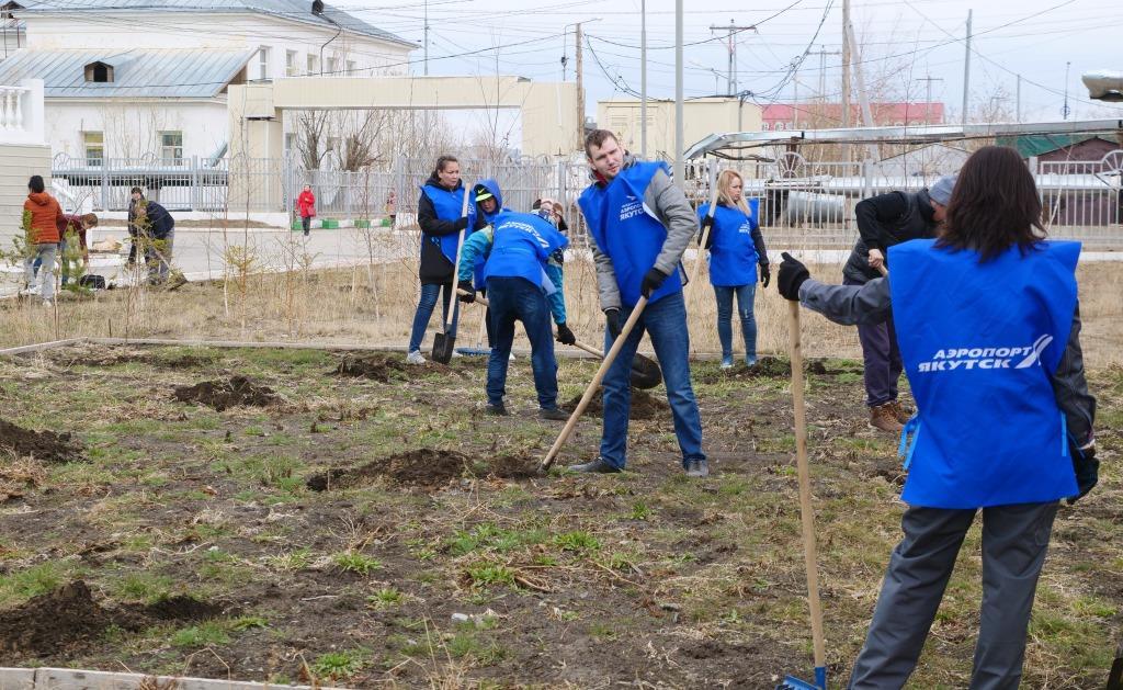 Аэропорт «Якутск» озеленяет город и устанавливает детские площадки