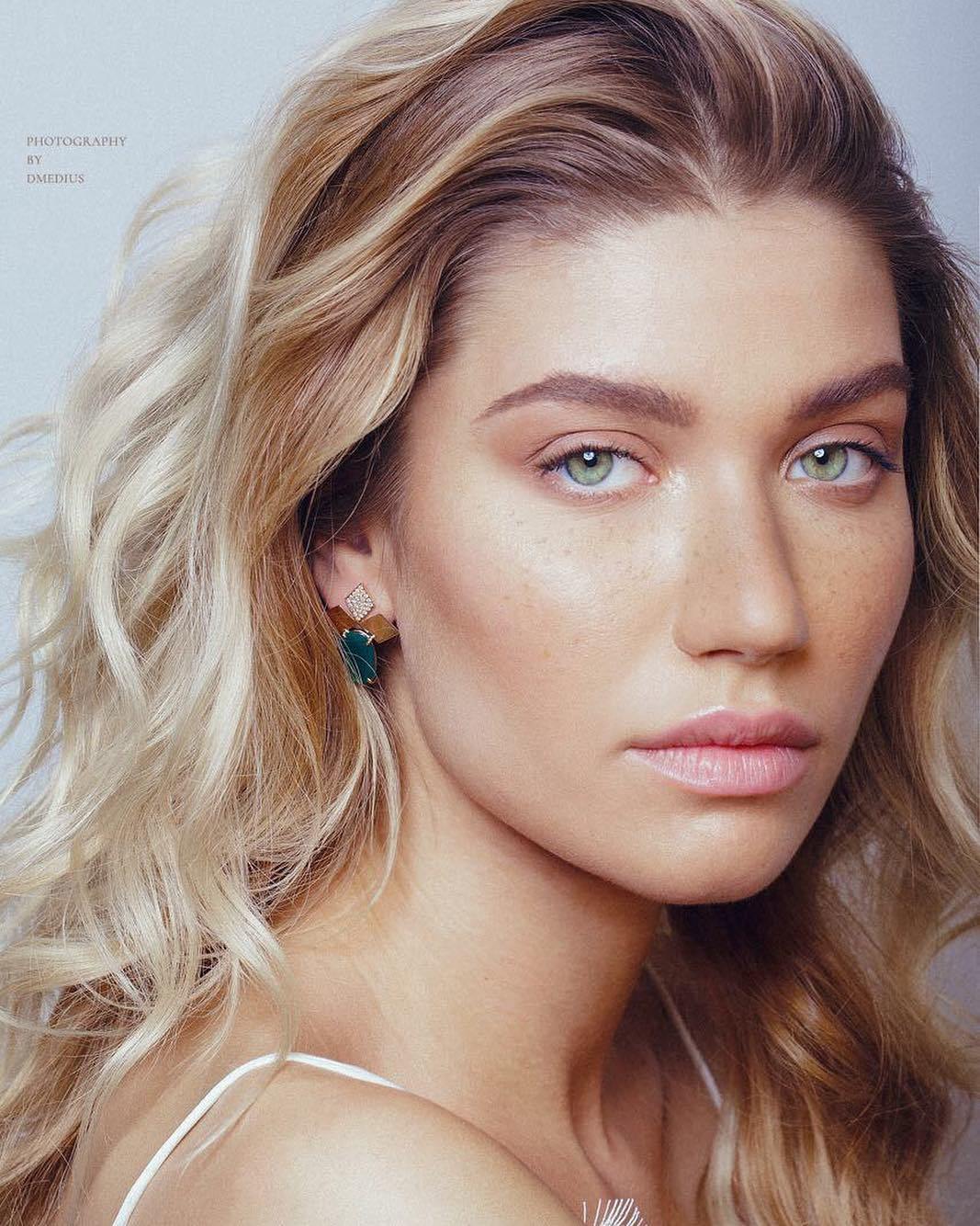 Модель и певица Юлия Сакса в клипе SNOW VOICE (видео)