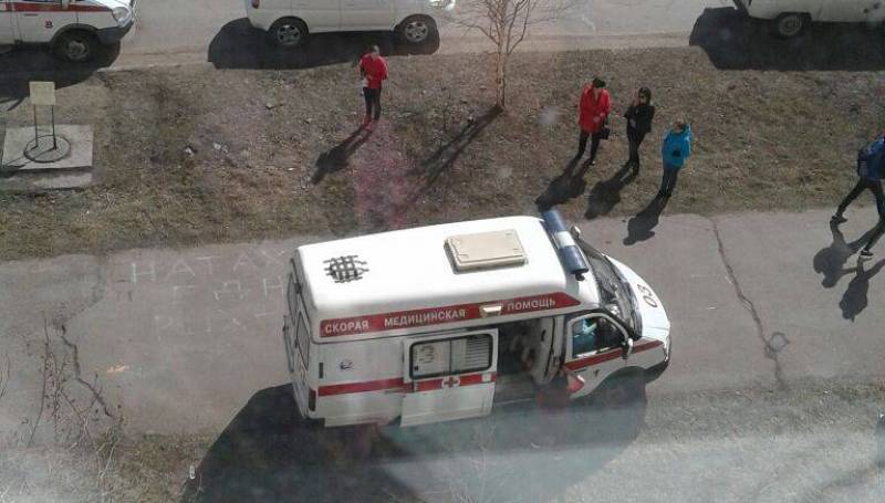 Трехлетний ребенок погиб при падении из окна многоэтажки в Нерюнгри