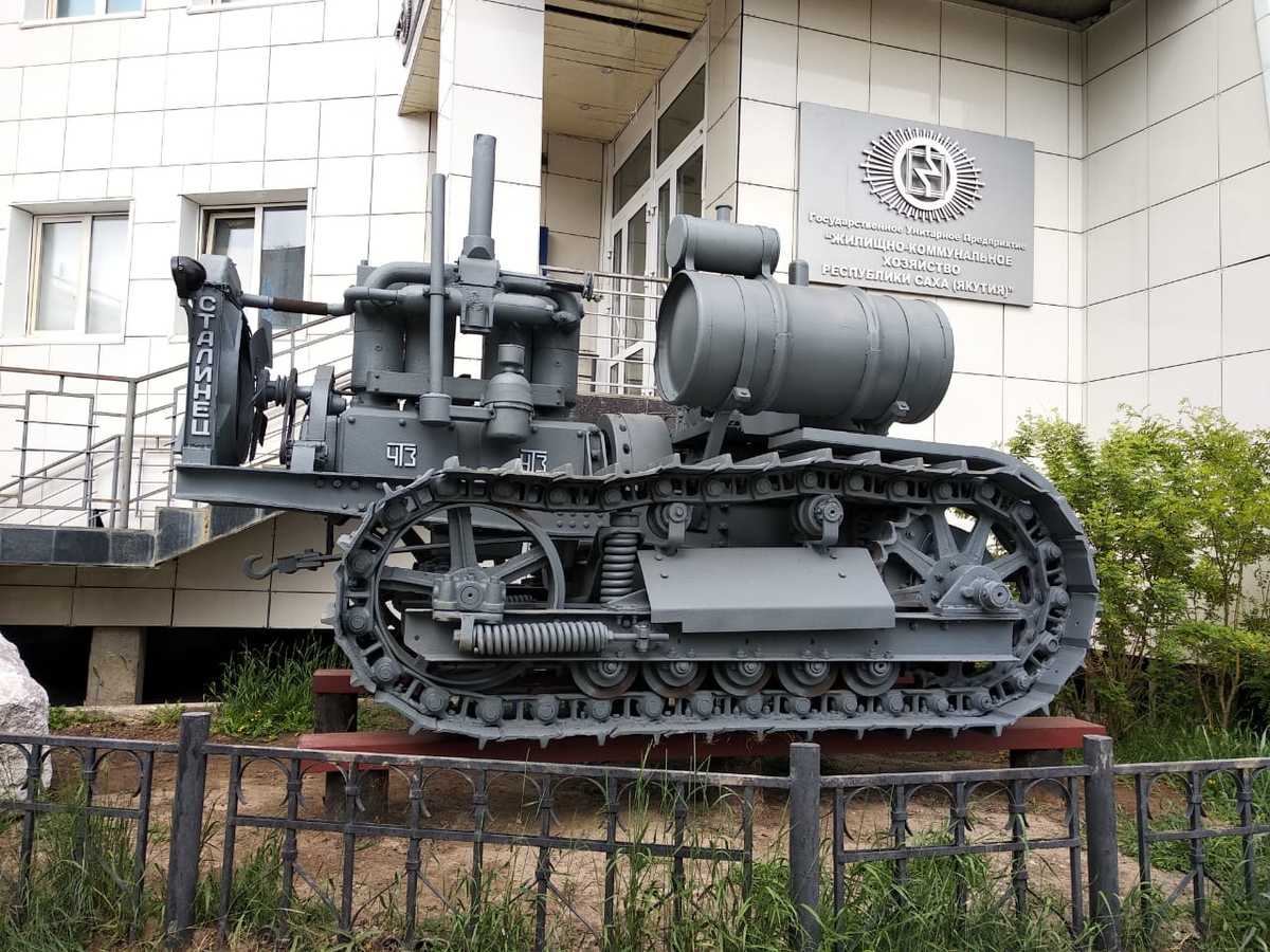 Памятник легендарному трактору «Сталинец - 60» установлен в Якутске