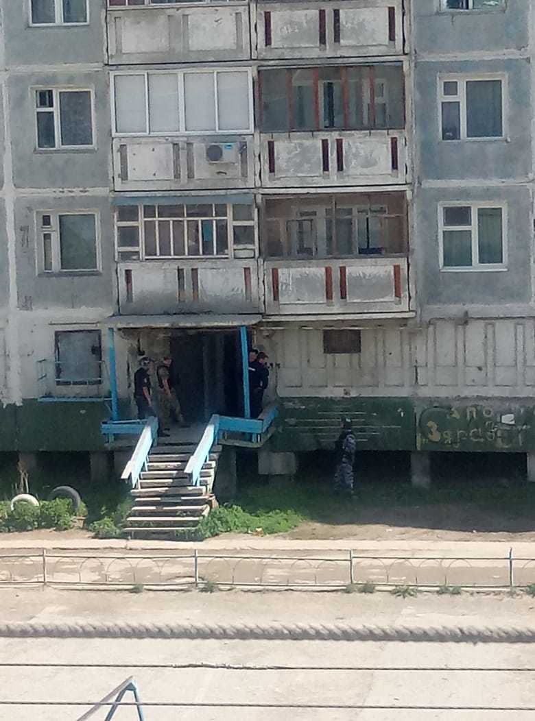 Двое пьяных мужчин устроили стрельбу с балкона в Якутске