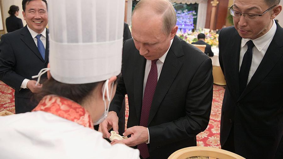 Путин приготовил вместе с Си Цзиньпином китайскую еду