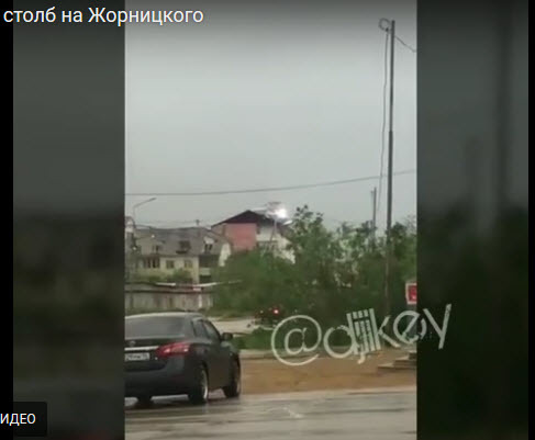 На крышу жилого дома в Якутске упала опора ЛЭП (видео)