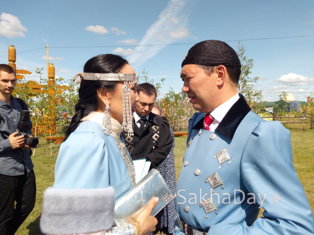 Первая леди Якутии к национальному наряду на ысыах выбрала клатч YSL