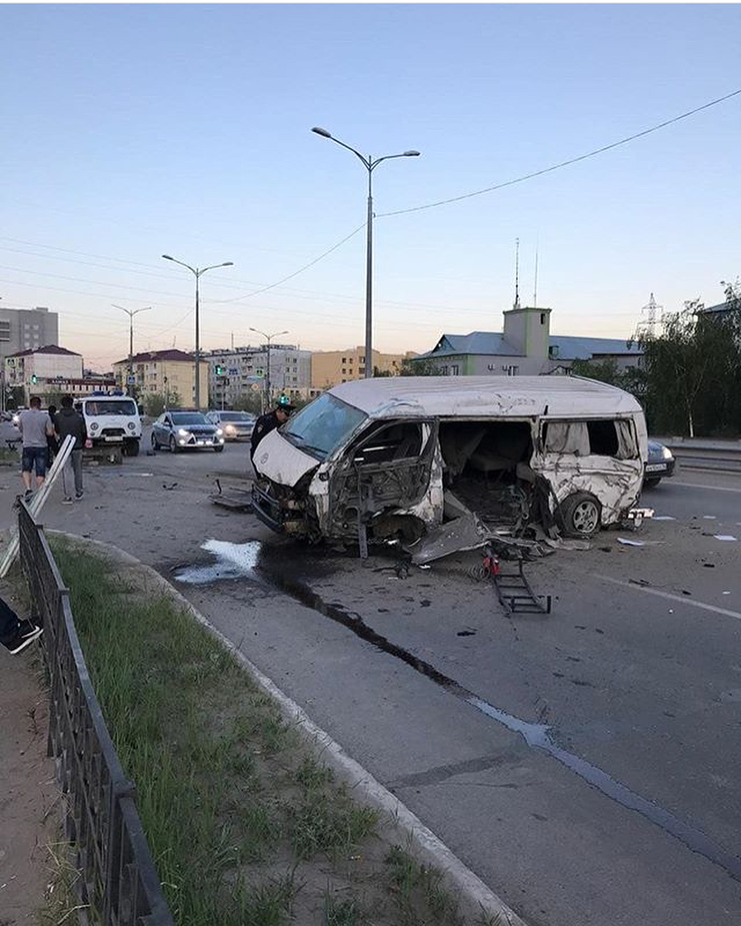 В Якутске в результате погони микроавтобус врезался в столб