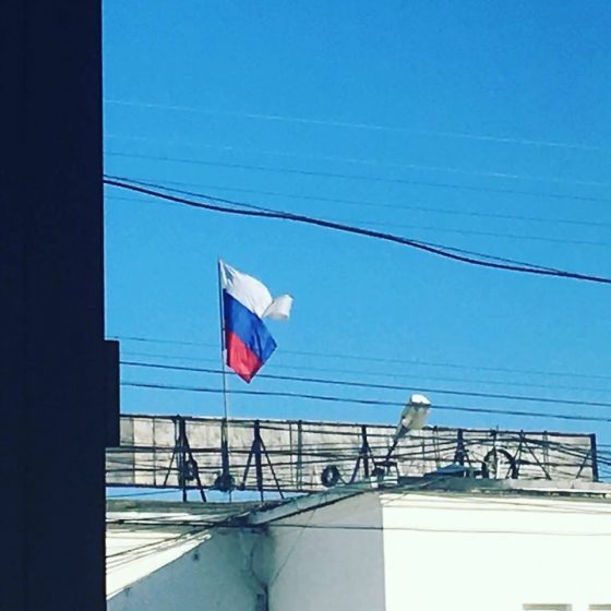 Рваный флаг России над правительством Якутии