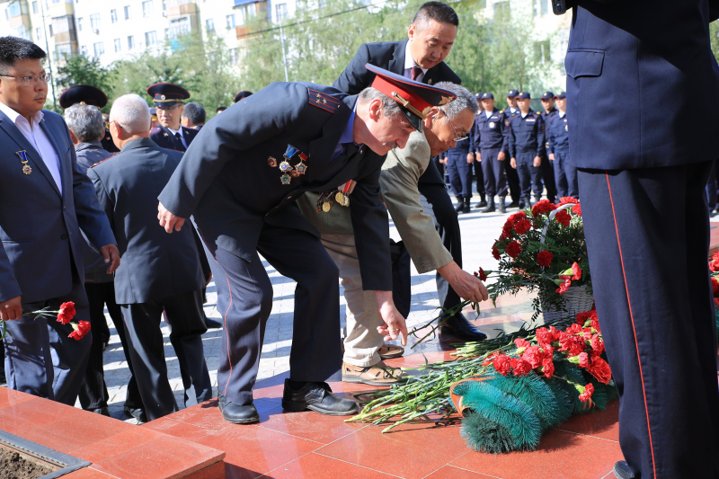 В МВД Якутии в рамках торжественных мероприятий прошла церемония возложения к мемориалу «Павшим за справедливость»