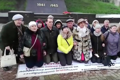 Екатеринбургские обманутые дольщики записали видеообращение к президенту России, стоя на коленях