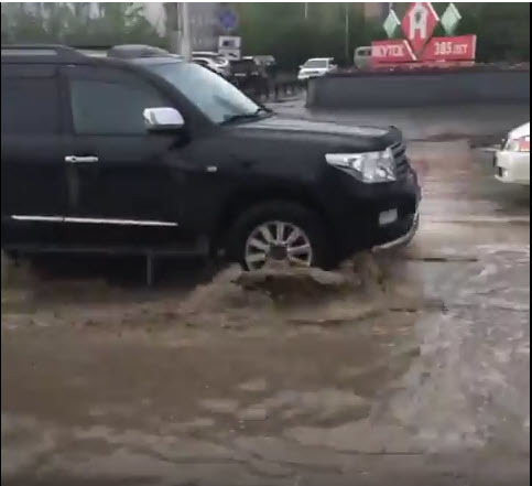 Видеофакт: Центр Якутска затопило после дождя