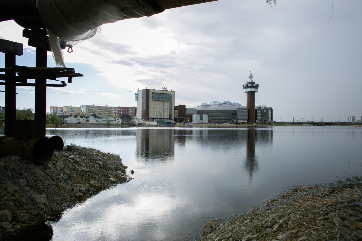 В Якутске состоялся залповый сброс воды из озера Сайсары в Горканал