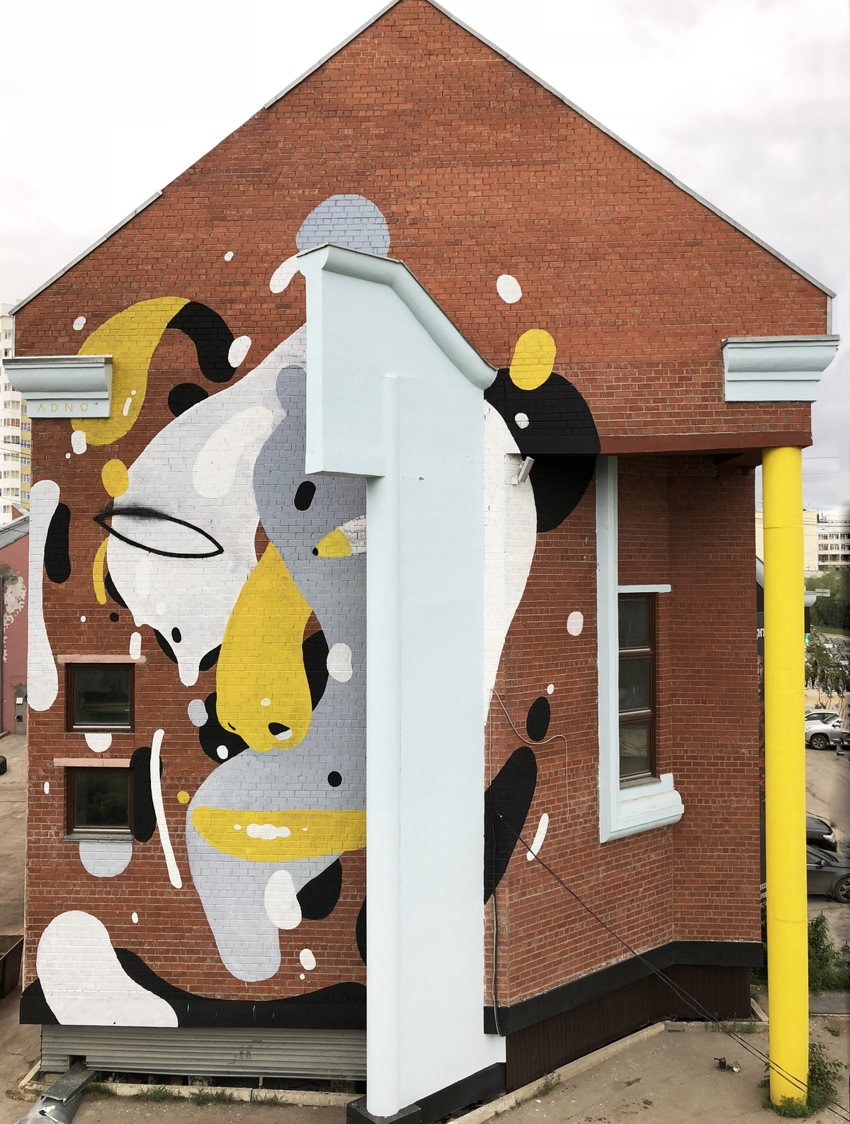 Фотофакт: Якутяне разглядели презервативы на стене бывшей церкви в Якутске