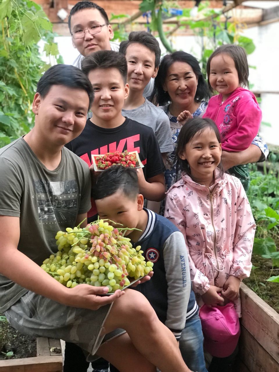 Евдокия Гаврильева с внуками