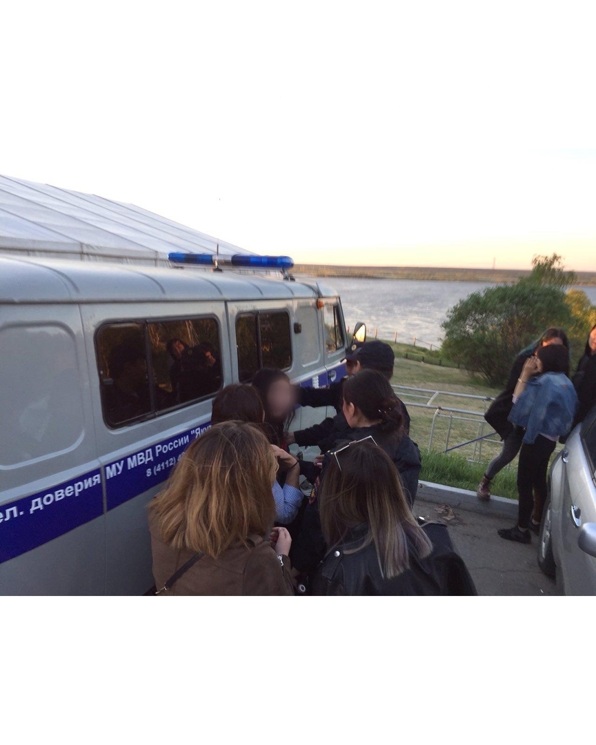 В Сети обсуждают фото голой девушкой, задержанной на летнем фестивале в Якутии