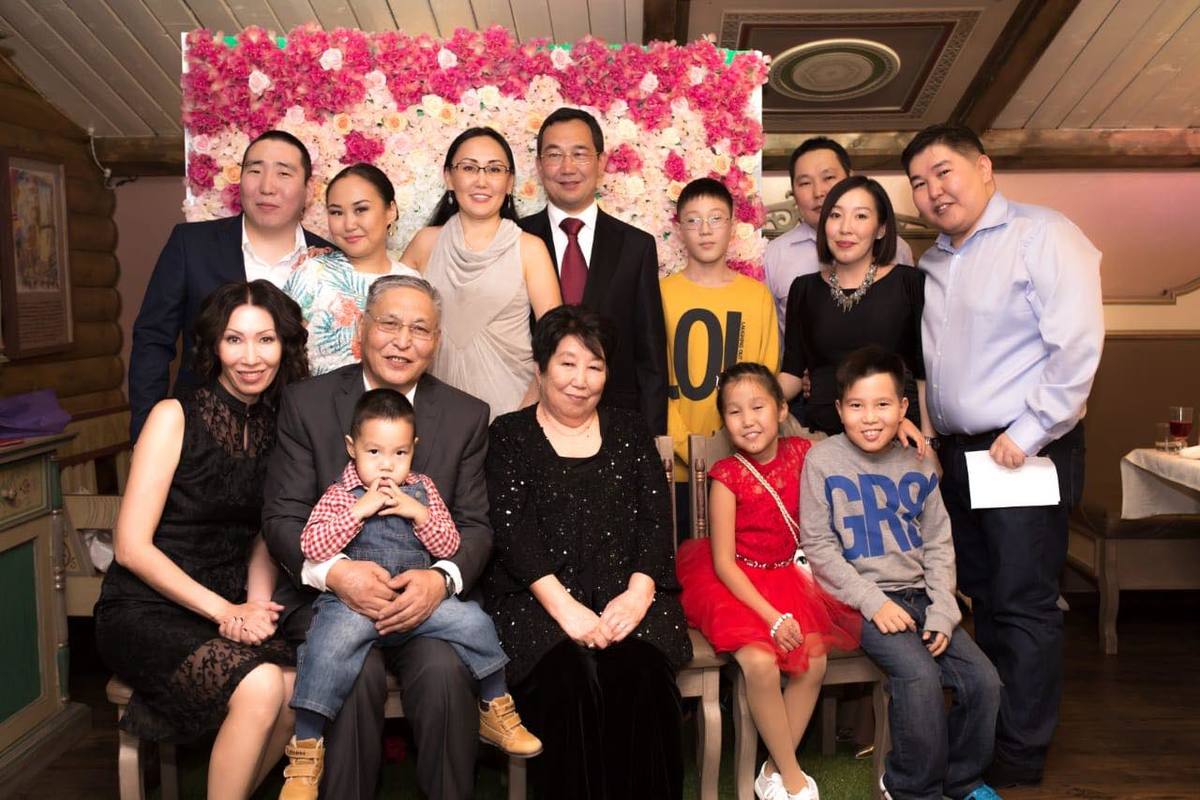 Фотофакт: Мама врио главы Якутии Айсена Николаева опубликовала фотографии семьи