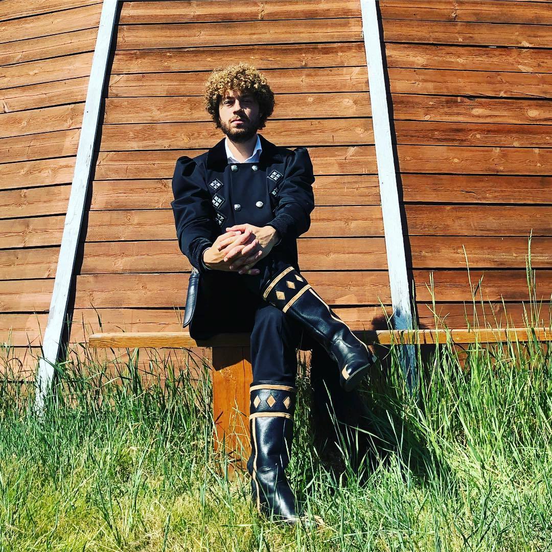 "Всё смешалось: кони, люди...". Блогер Илья Варламов* снял ролик о Ысыахе (видео)