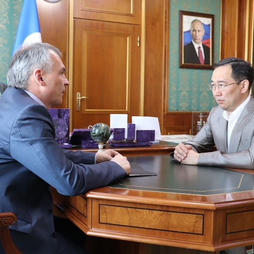 Фотофакт: Врио главы Якутии Айсен Николаев встретился с руководителями парламентских фракций в Ил Тумэне