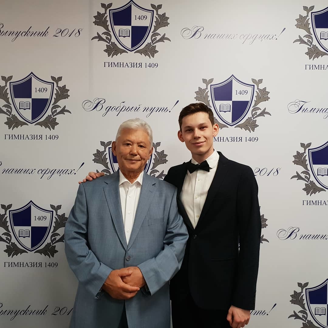 Фотофакт: Первый президент Якутии Михаил Николаев на выпускном вечере своего внука в Москве