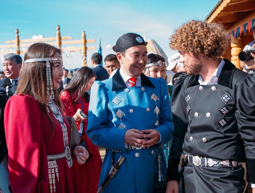 Врио главы Якутии рассказал блогеру Варламову* о том, как защищаться от медведя якутским ножом