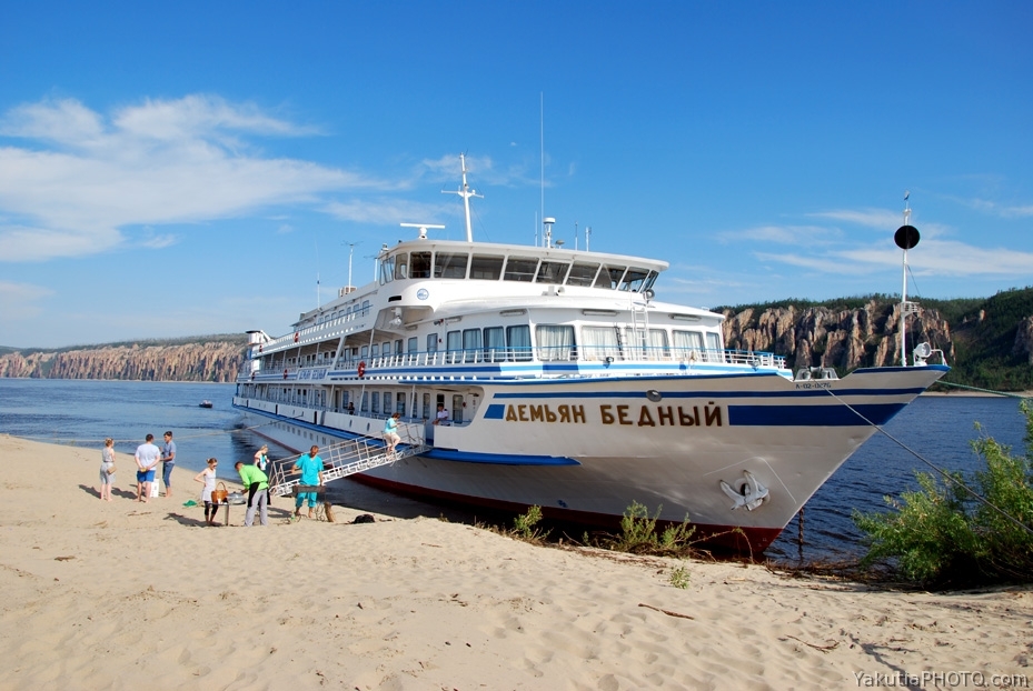 На борту теплохода "Демьян Бедный" обсудят строительство моста через Лену