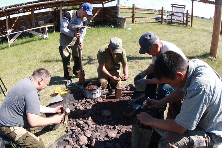 Кузнечные мастера Якутии представили древнюю технологию выплавки железа