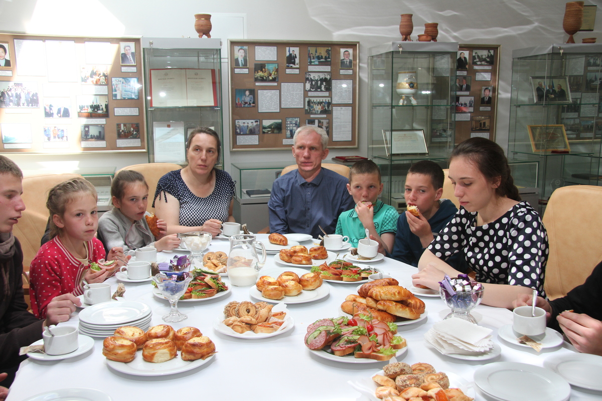 Айсен Николаев поздравил семью Юдинцевых, награждённую в Кремле орденом «Родительская слава»