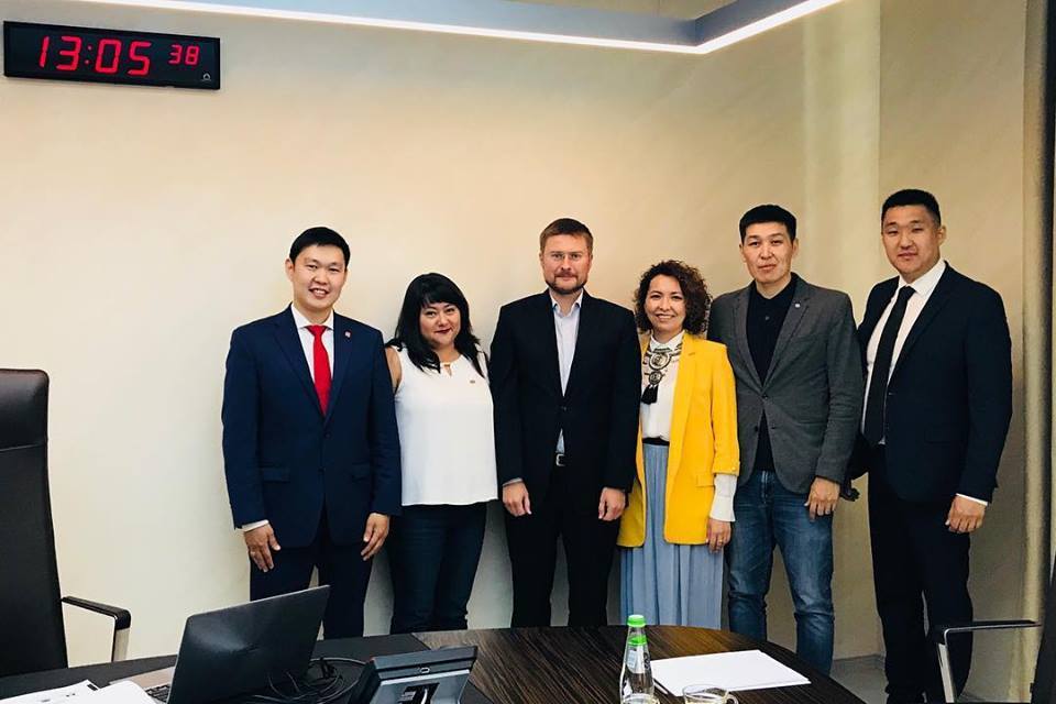 Фотофакт: Президент АЛРОСА встретился с якутянами, обучающимися в MIT