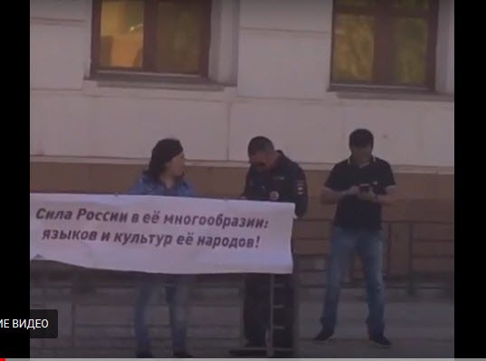 В Якутске общественница Сулустаана Мыраан провела одиночный пикет напротив Ил Тумэна