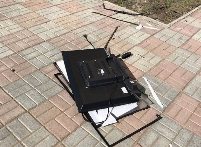 Фотофакт: В Якутске расстроенные болельщики выкидывают из окон телевизоры