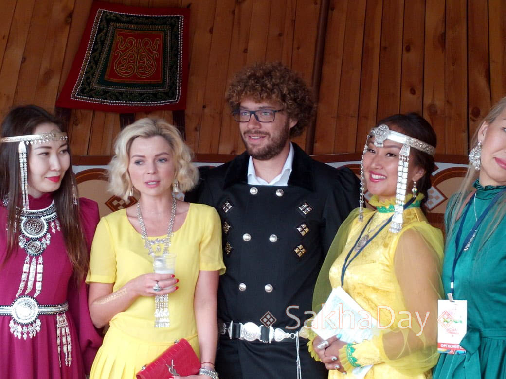 Фотофакт: Блогеру Илье Варламову* подобрали якутский национальный костюм