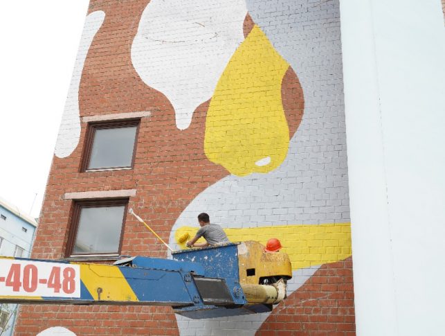 Общественность Якутска требует убрать стрит-арт Адно с фасада Новоапостольской церкви