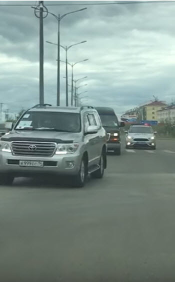 Видеофакт: Якутские чиновники добираются на Ысыах по встречной полосе