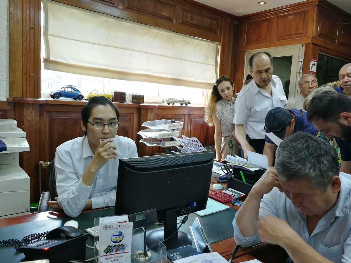 "Отдайте наши деньги!",  - вкладчики требуют ответа у членов временной администрации в якутском банке "Таатта" (видео)