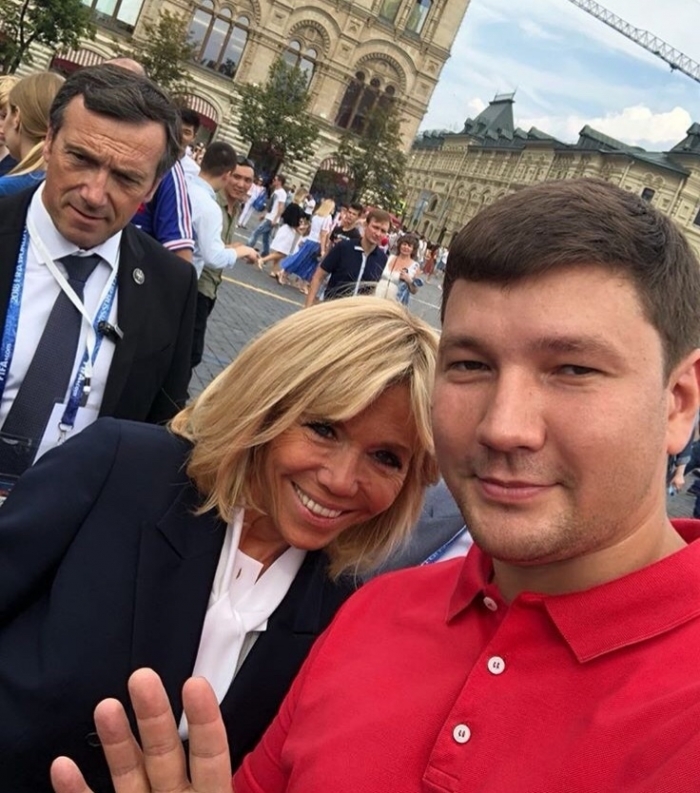 Фотофакт: Якутянин сделал сэлфи с женой Президента Франции