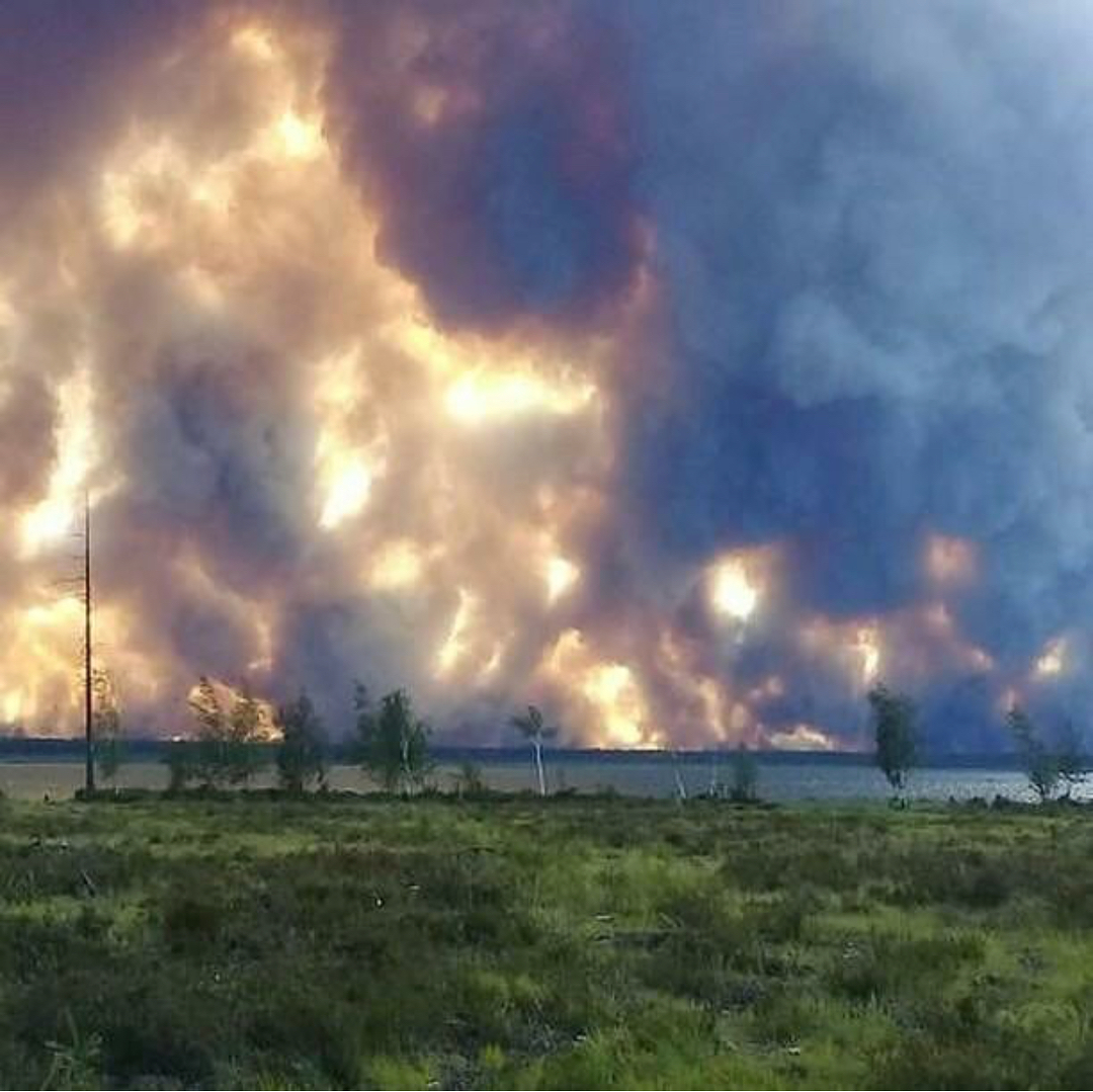 Лесной пожар действует в пяти километрах от села в Якутии