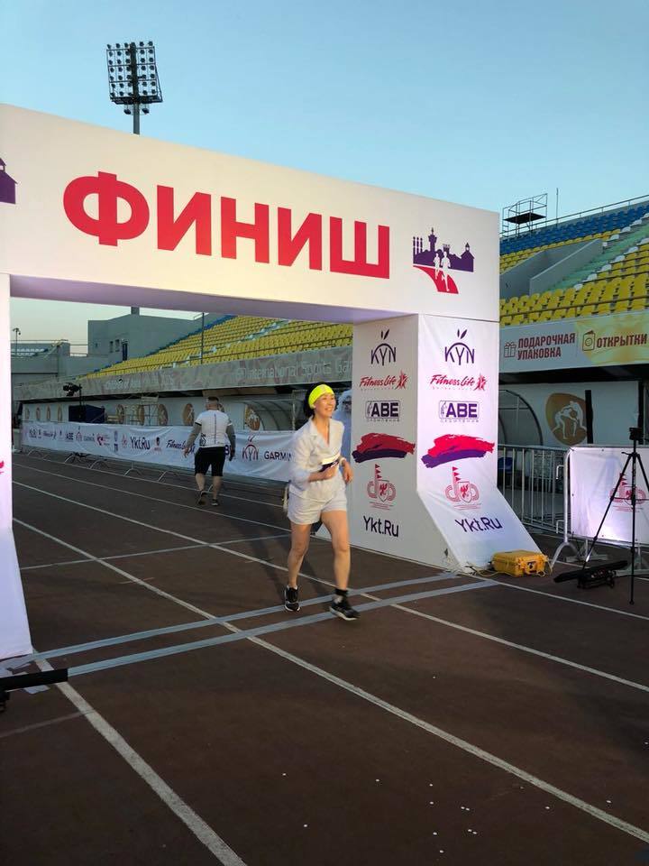 Фотофакт: Якутский министр пробежала ночной марафон в пижаме