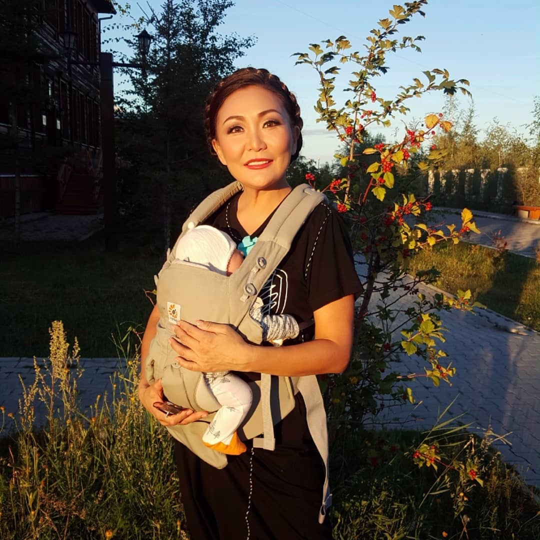 Фотофакт: Певица Сахая на прогулке с малышом