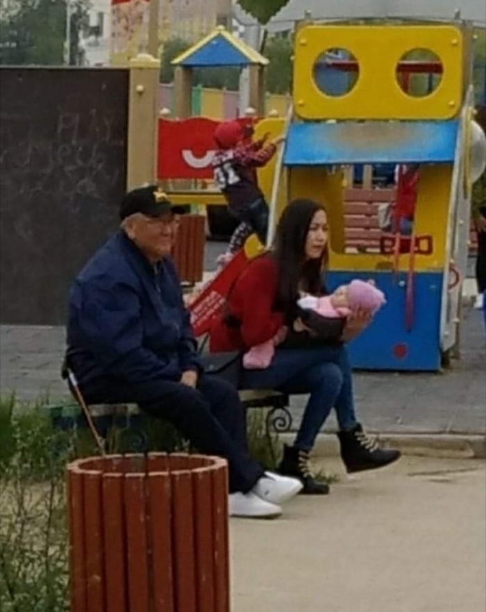 Фотофакт: Экс-глава Якутии на детской площадке