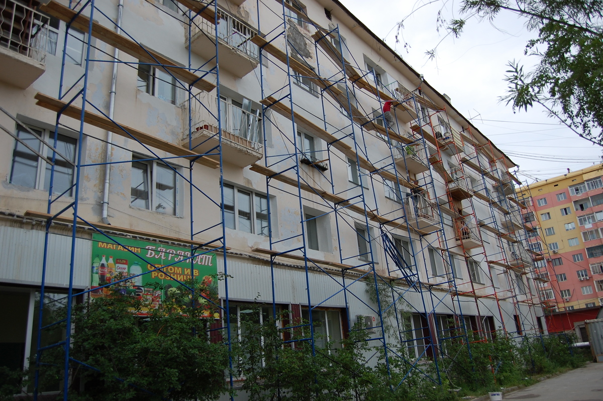 Капремонт в деле: Министр ЖКХ и энергетики Якутии осмотрел ремонтируемые дома