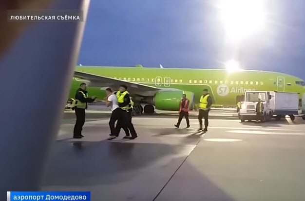 Пассажир, направляющийся в Якутск, устроил драку на борту самолета (видео)