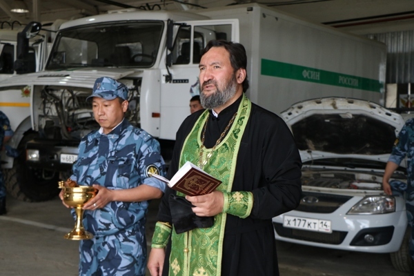 В Якутии священник освятил автомобили для конвоя осужденных