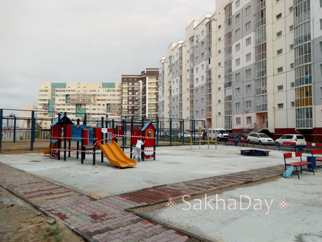 Фотофакт: В Якутске опасную детскую площадку закрыли от детей