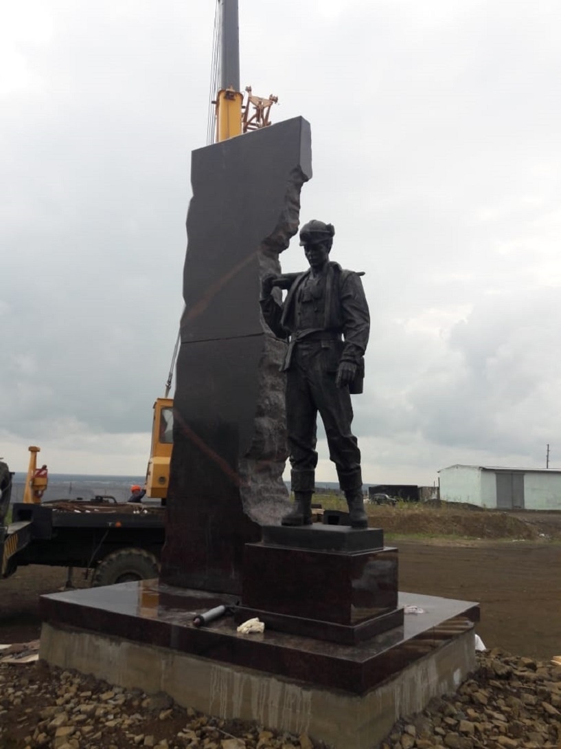 Памятник трагически погибшим шахтерам устанавливают в Мирном