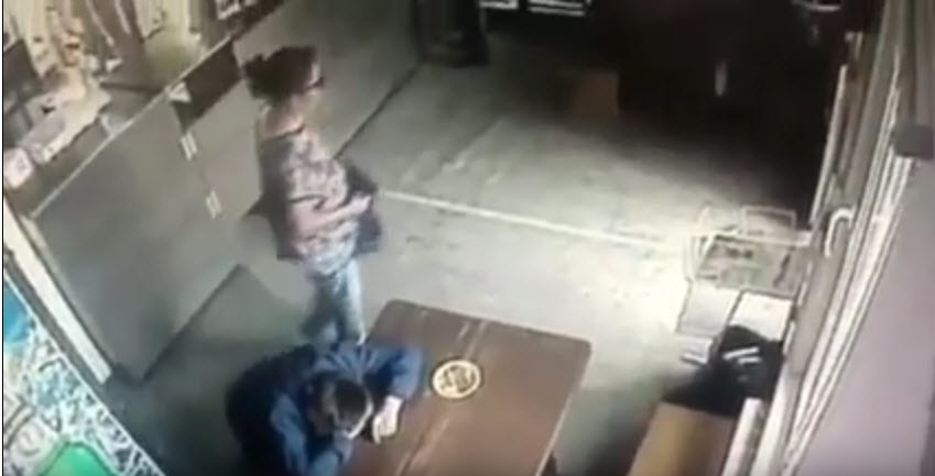 Женщина, обворовавшая мужчину в кафе в Якутске, попала в объектив видеокамеры (видео)