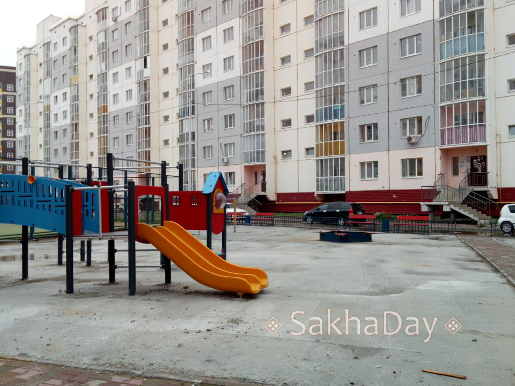 Фотофакт: Детская площадка на голом асфальте в Якутске