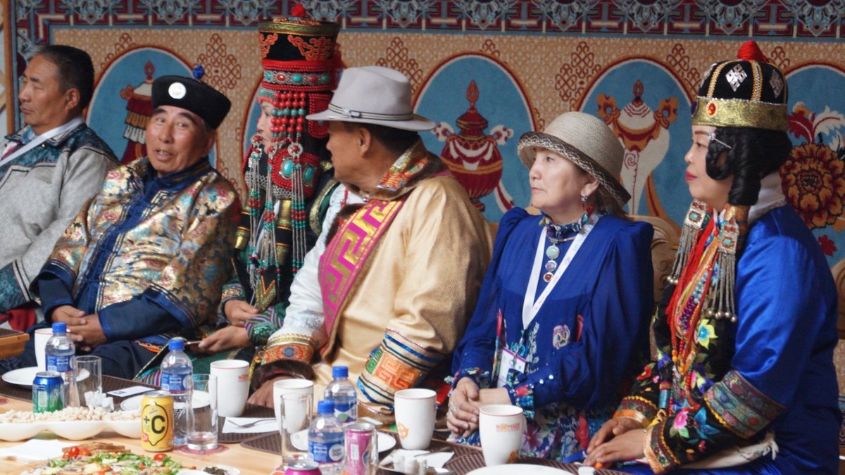 Мэр Улан-Батора Сундуйн Батболд встретился с якутянами, участниками фестиваля «Мөнх Тэнгэр»