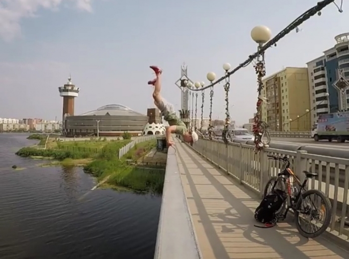 Видеофакт: Дикий Жорик на мосту в Якутске