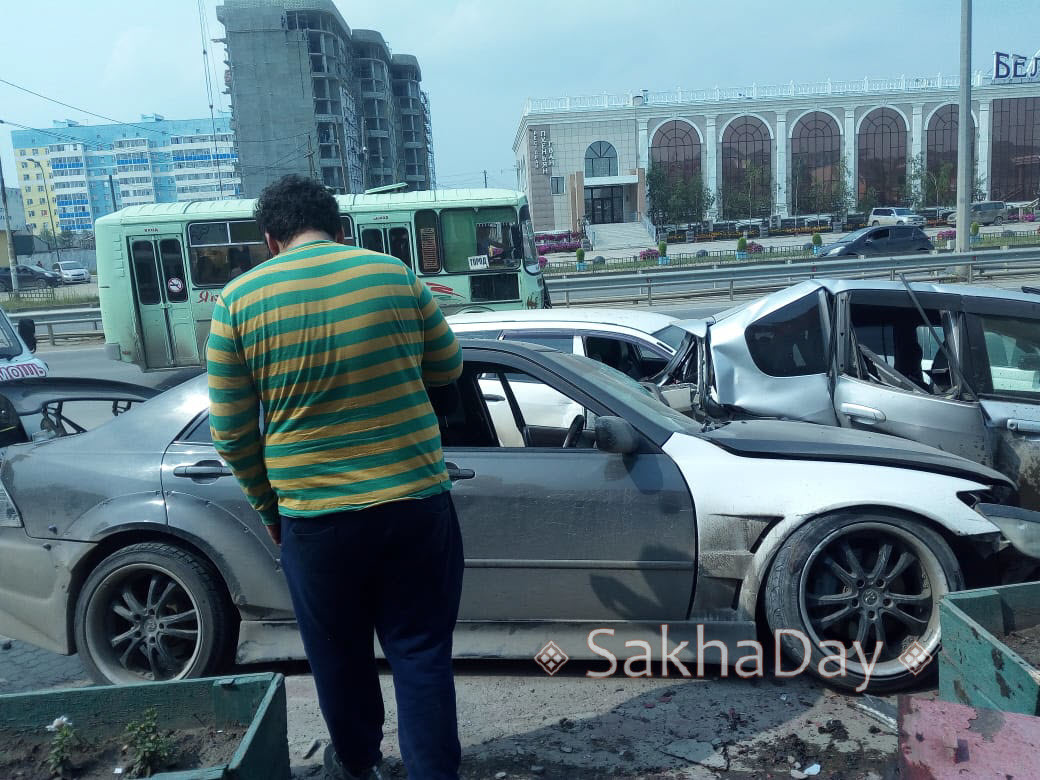 Фотофакт: Автомобиль снес машины на стоянке Столичного рынка