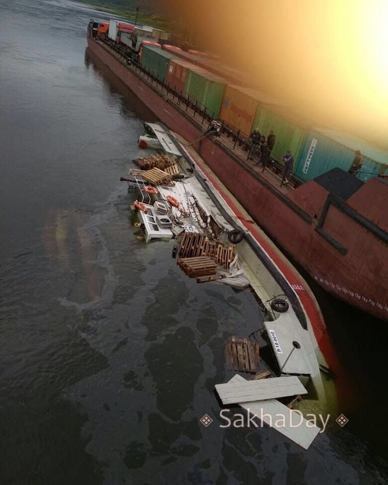 На реке Лена теплоход столкнулся с буксиром